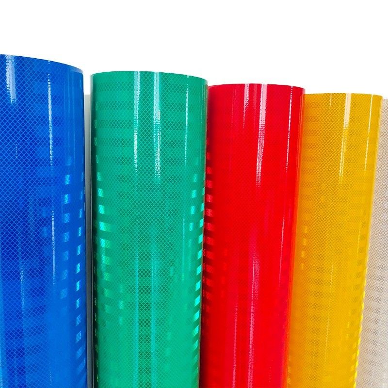 Fácil de aplicar material de señalización de carreteras Prismático de hoja reflectante con excelente resistencia a las condiciones climáticas 10 años de vida útil