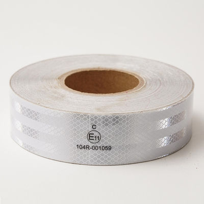 Buen precio Advertencia de seguridad para camiones de alta velocidad ECE 104R cinta reflectante adhesivo blanco micro prismático en línea